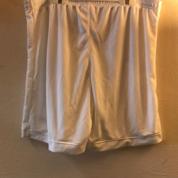 Nike Men's LARGE Dri-Fit Training Shorts, White - Picture 2 of 2